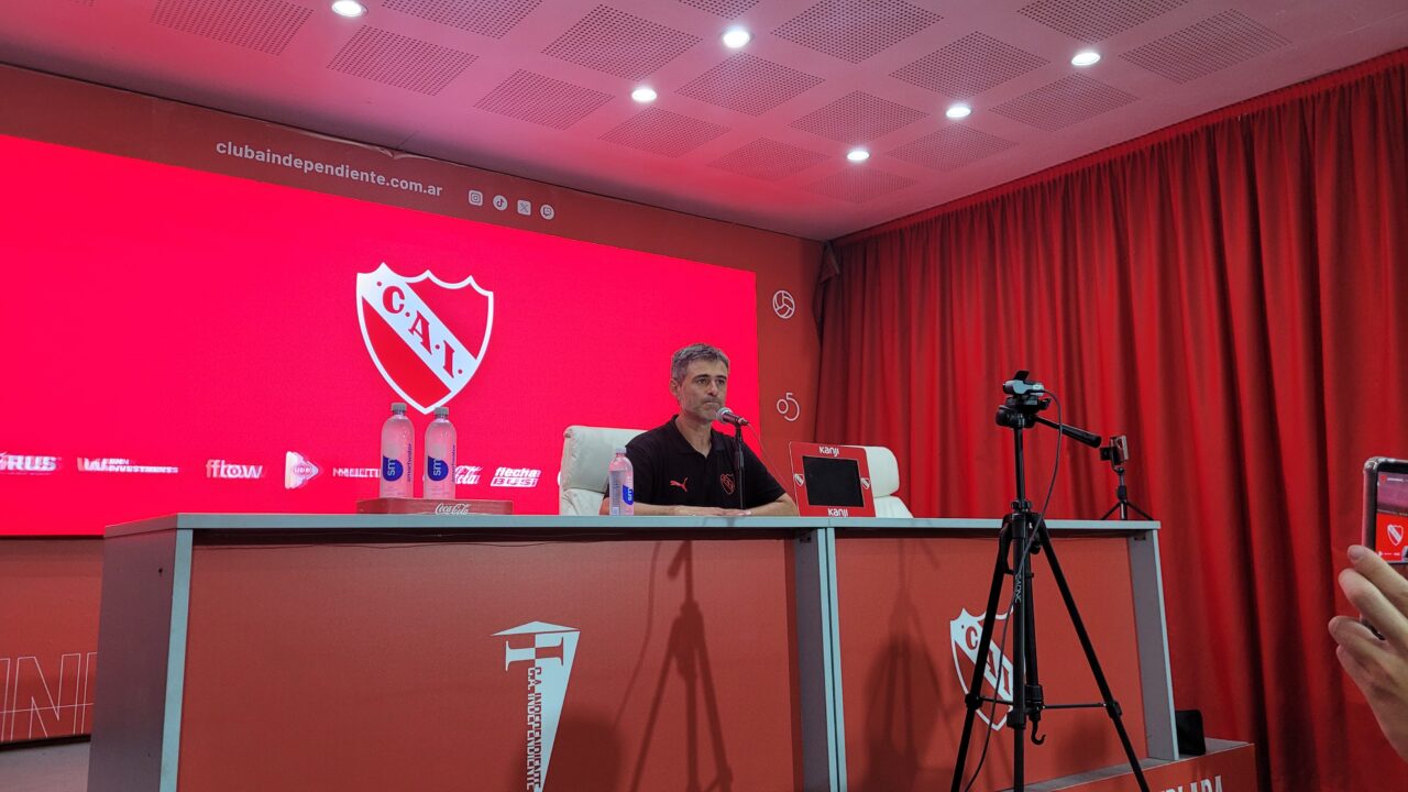 Julio Vaccari respondió las preguntas de los periodistas.
