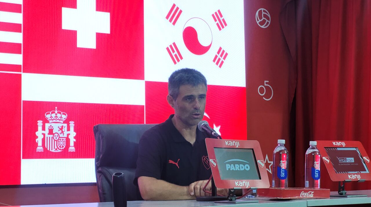 Julio Vaccari dialogó con la prensa.