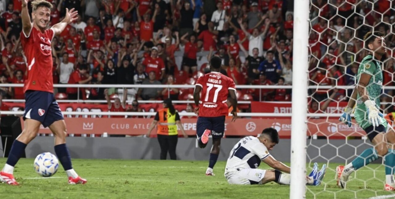 Álvaro Angulo viene de anotar su primer gol con la camiseta del Rojo.