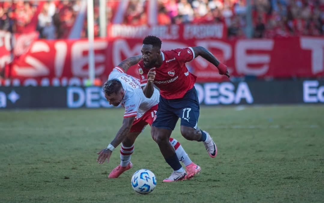 Independiente se midió ante Instituto en una tarde extremadamente calurosa.