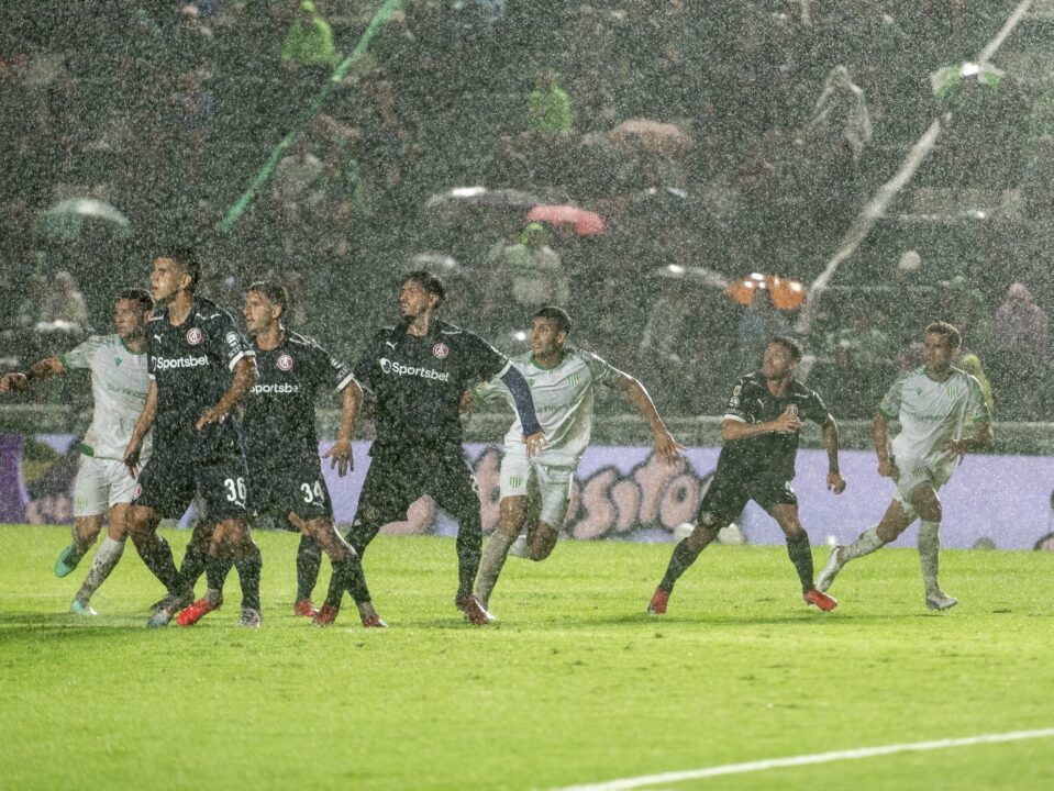 Independiente y Banfield deben retomar el partido.