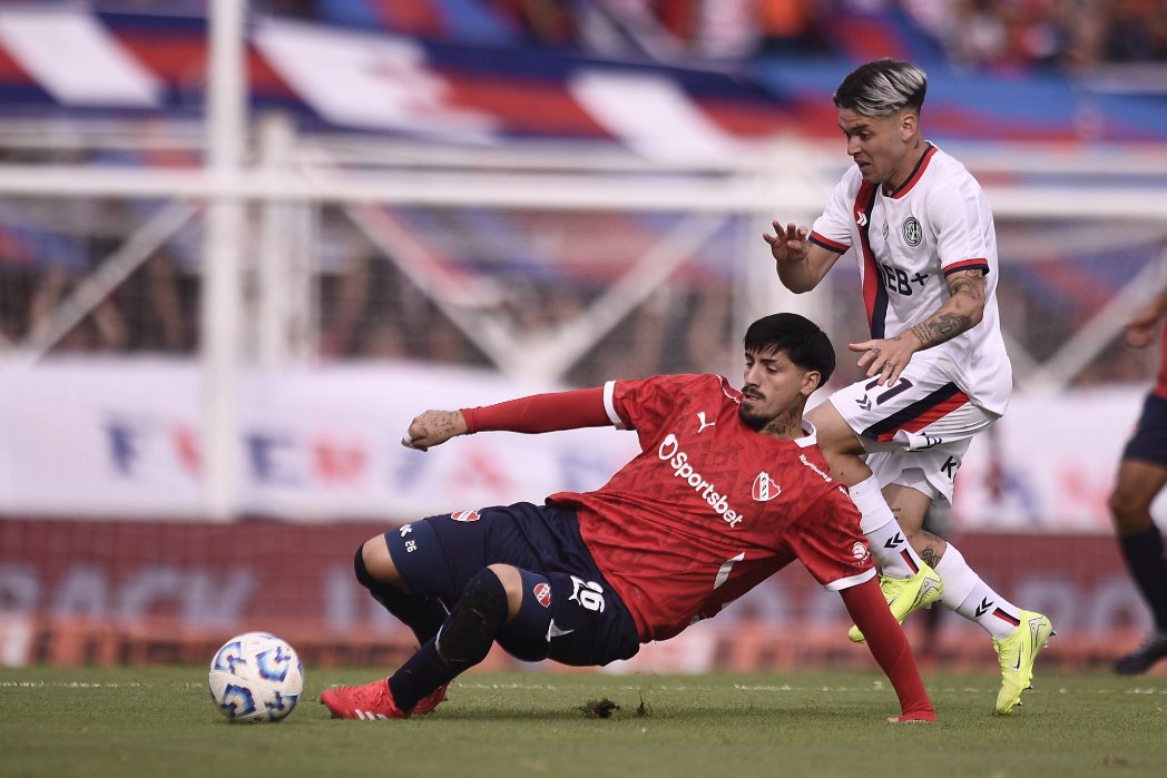 Independiente tuvo un partido complejo ante el Ciclón.