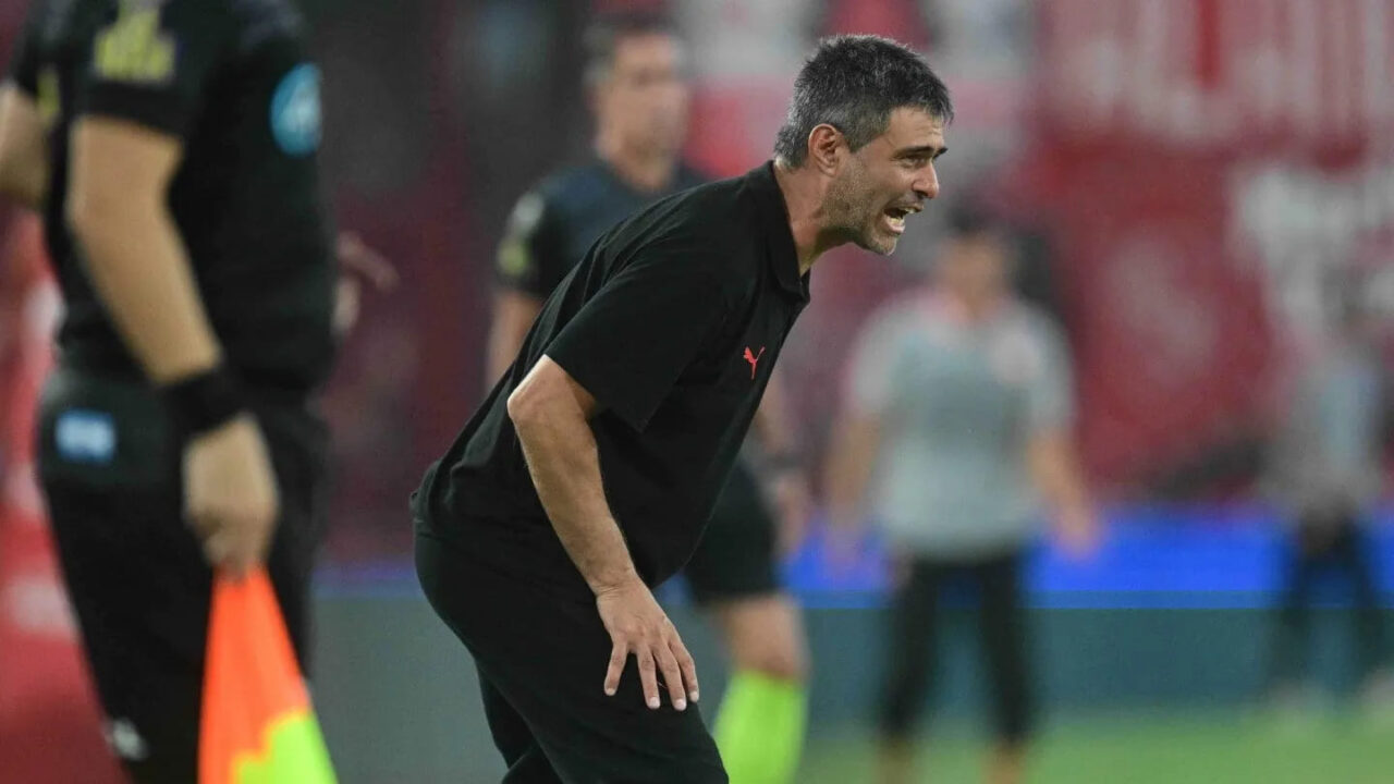 Julio Vaccari de a poco debe decidir cómo formará Independiente.