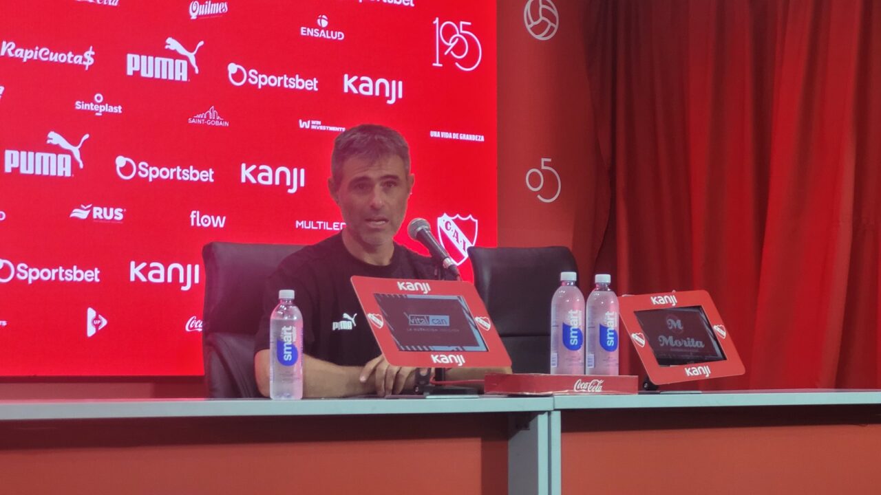 Julio Vaccari habló ante los medios de comunicación.