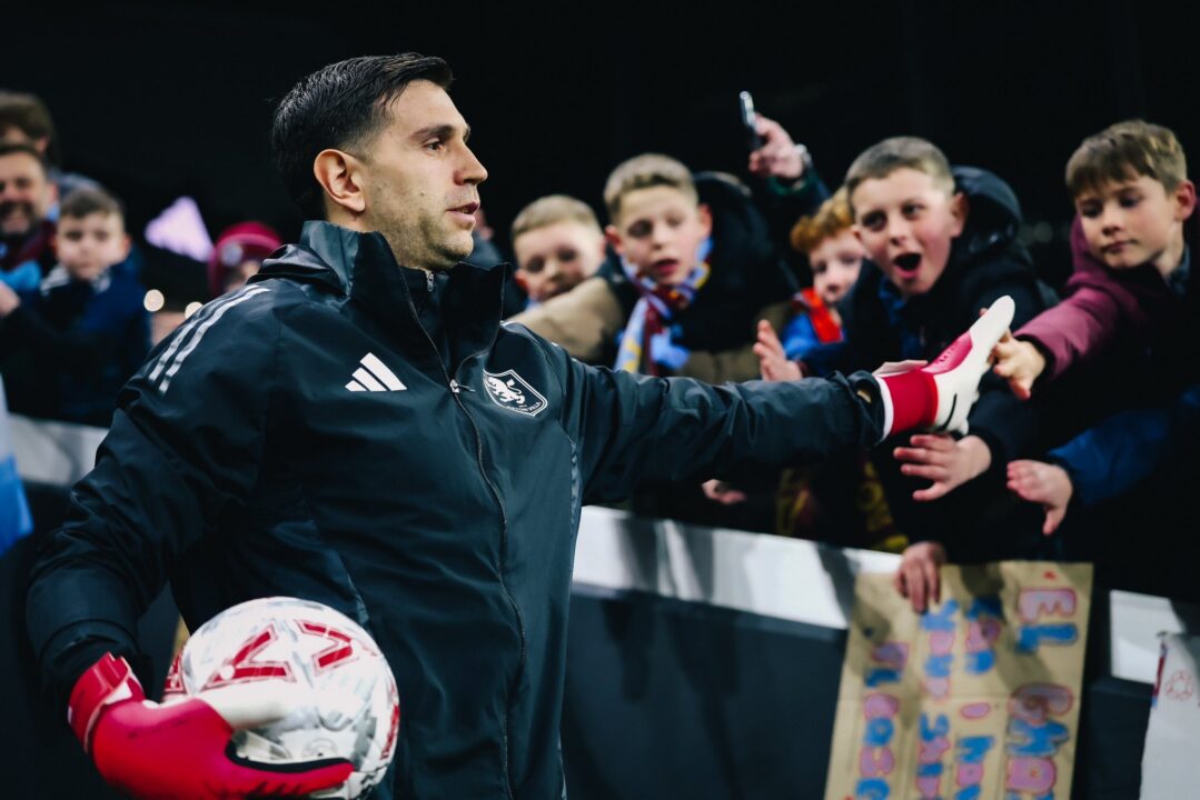 Los niños aman al Dibu Martínez.