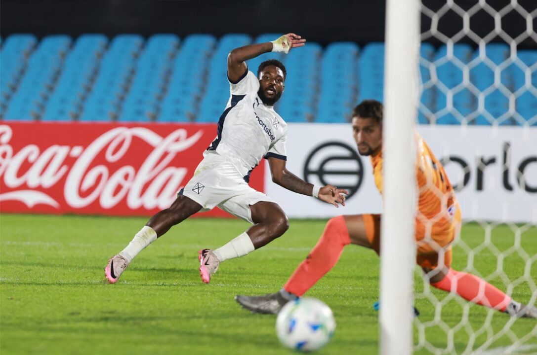 Álvaro Angulo quiere seguir su carrera en el fútbol mexicano.