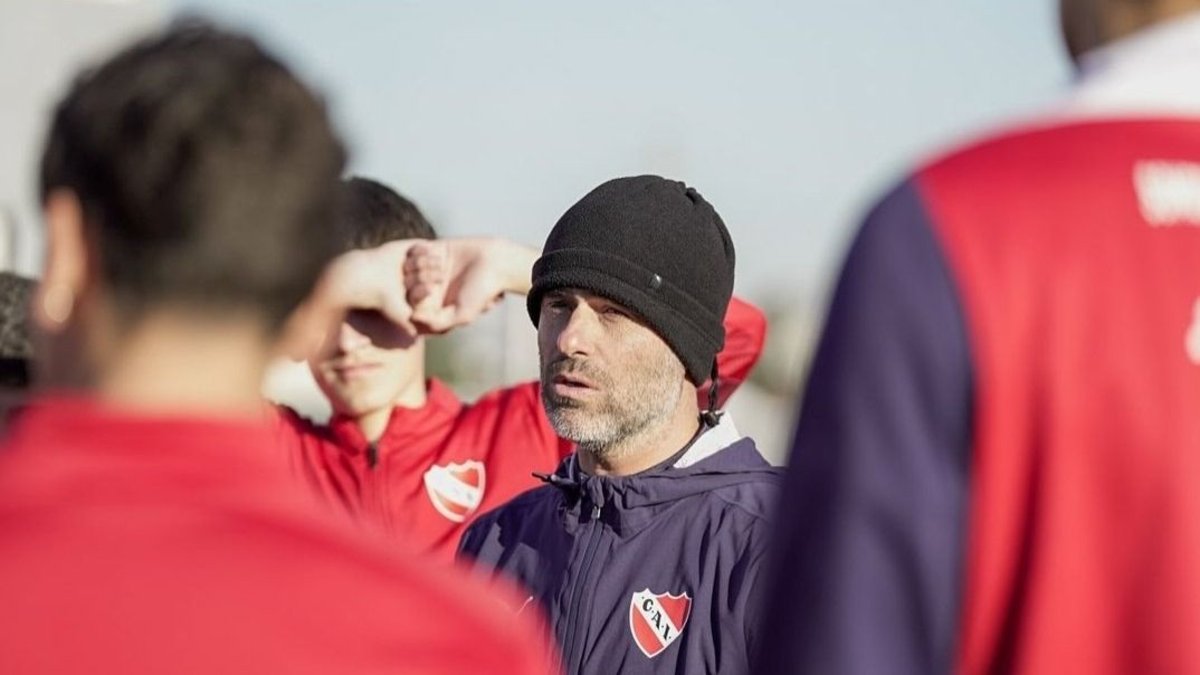 Julio Vaccari está evaluando cuál es la mejor opción para el lateral izquierdo.
