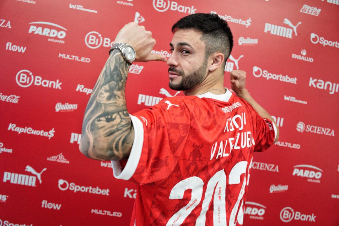 Milton Valenzuela ya luce la camiseta del Rojo.