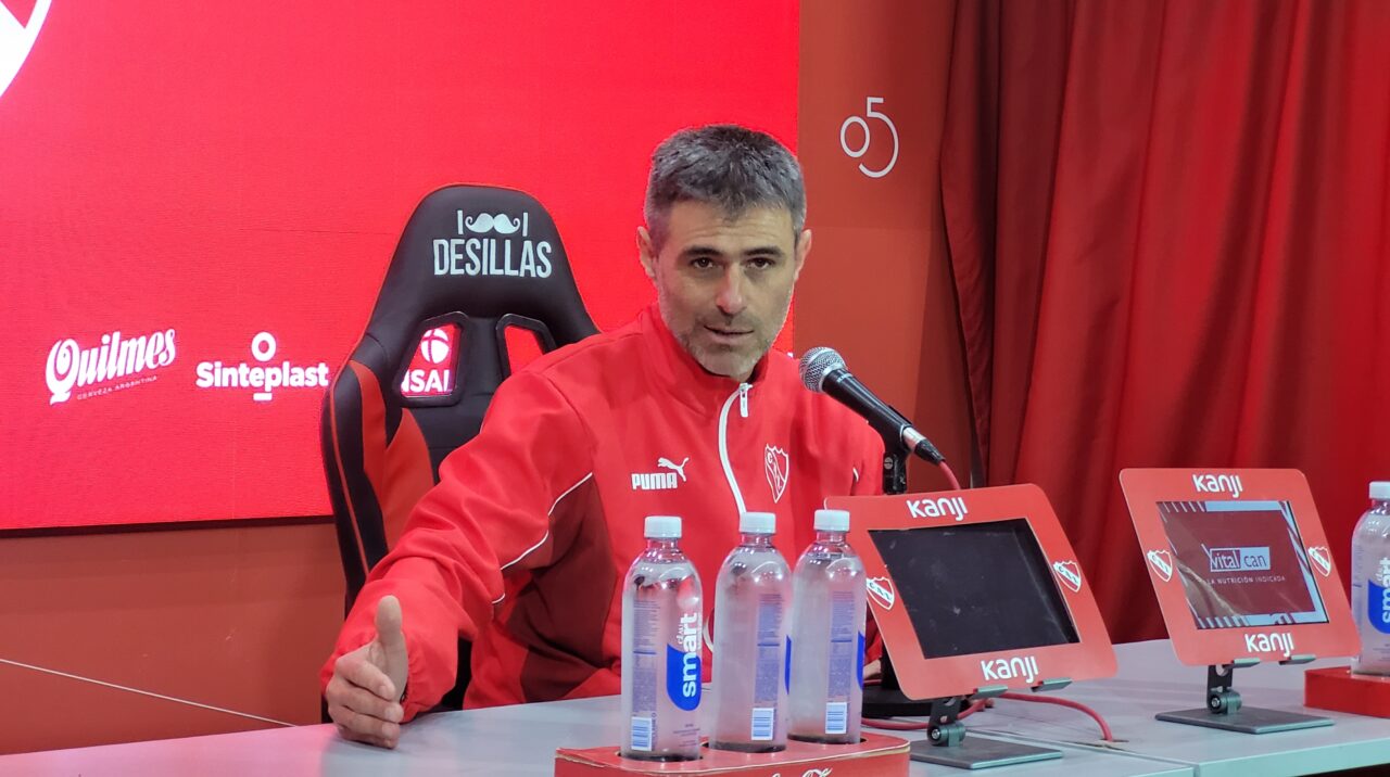 Julio Vaccari conversó con la prensa.