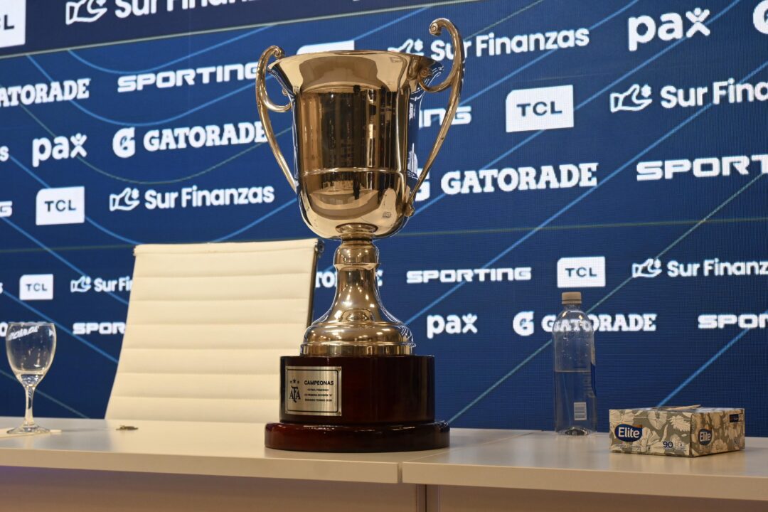 Este es el trofeo que buscará Independiente.