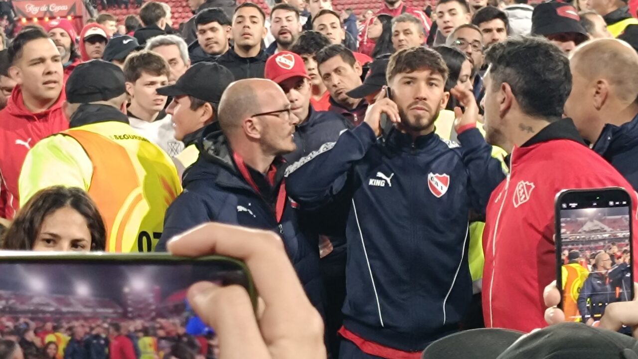 Felipe Loyola buscando a su familia dentro del campo de juego.