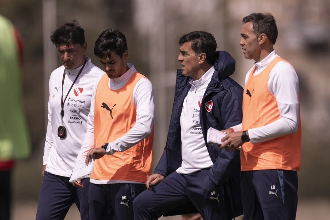 Gustavo Quinteros está pensando en cómo parar al equipo.
