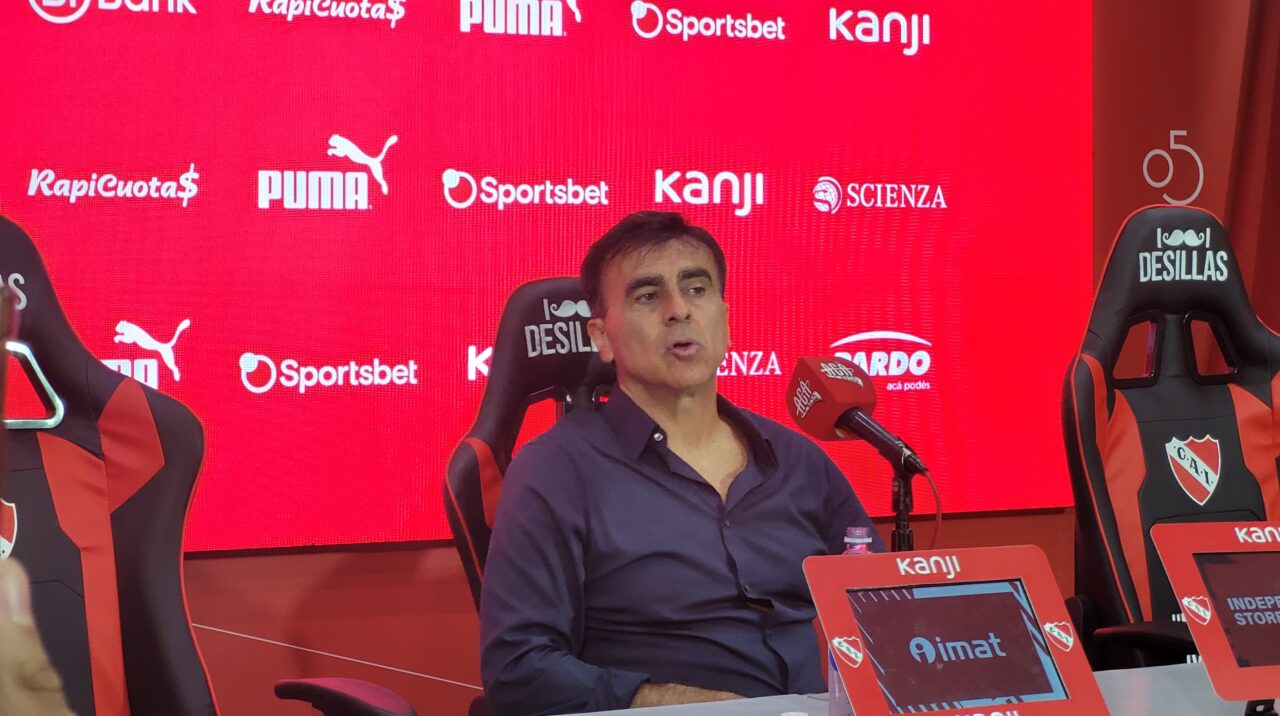 Gustavo Quinteros conversó con la prensa.