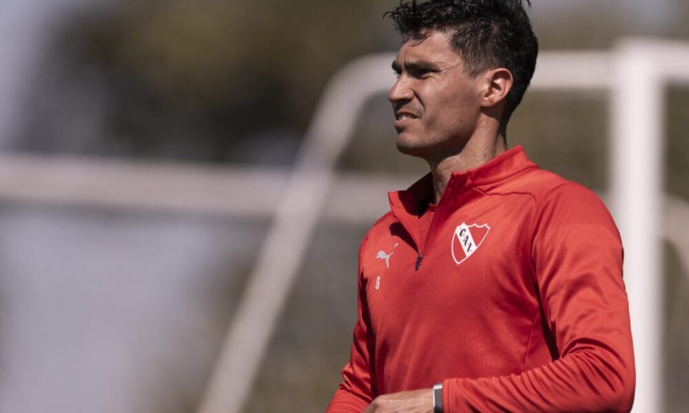 Esos dos jugadores de Independiente están peleando por un lugar
