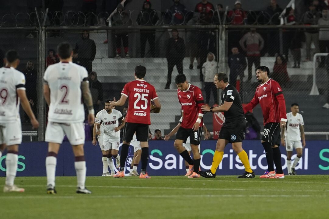 Gustavo López le apuntó a los futbolistas de Independiente.