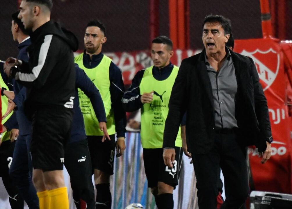 Gustavo Quinteros tampoco está conforme con este presente.