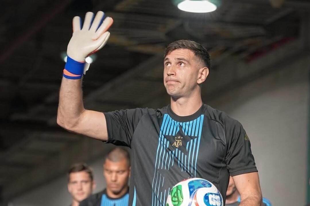 Se viene otro partido para el Dibu Martínez.