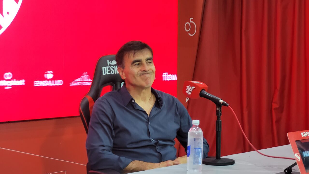Gustavo Quinteros habló ante los periodistas.