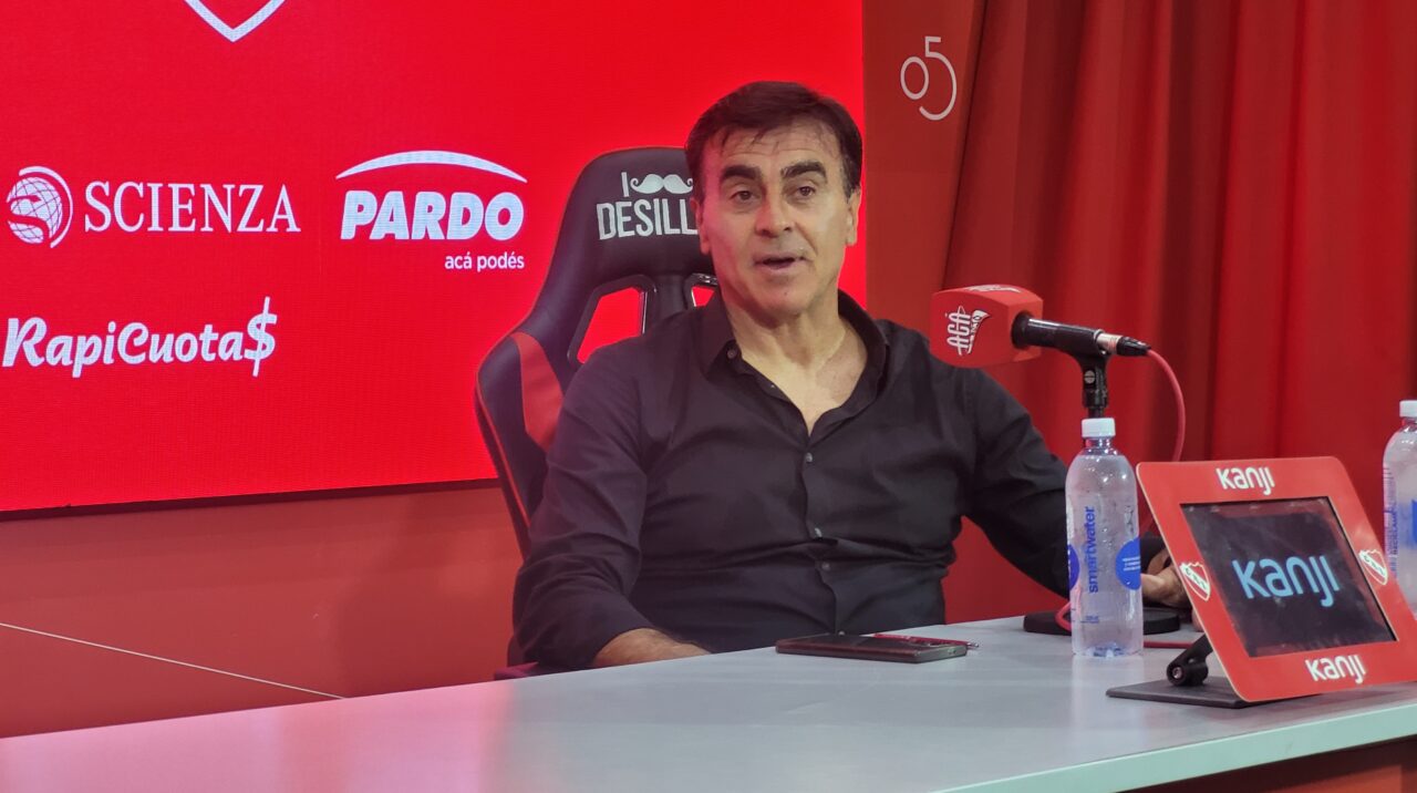 Gustavo Quinteros habló ante los medios.