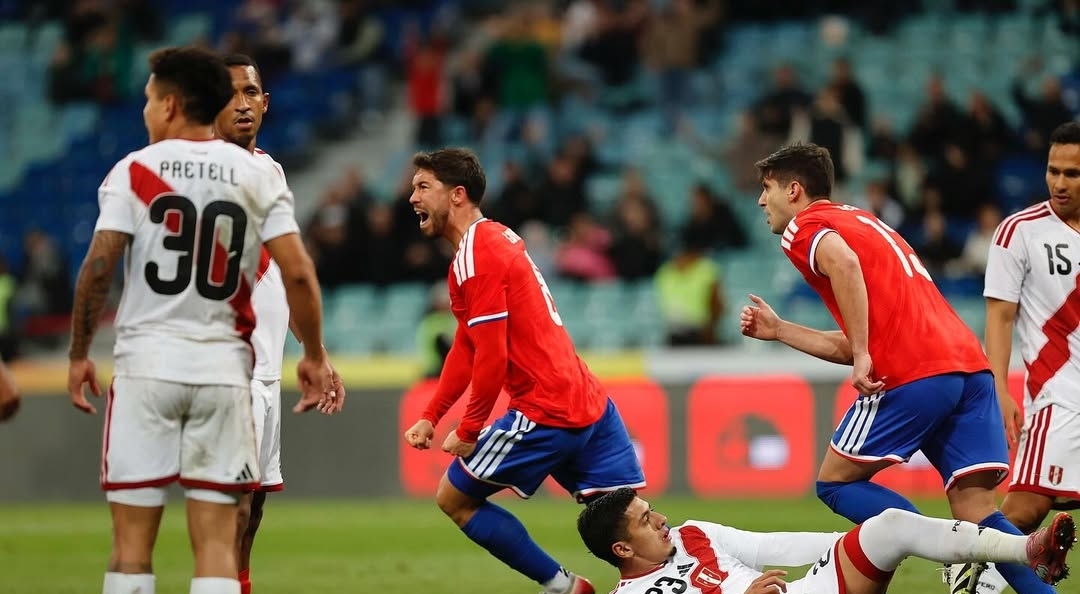 Felipe Loyola anotó uno de los dos goles de Chile.
