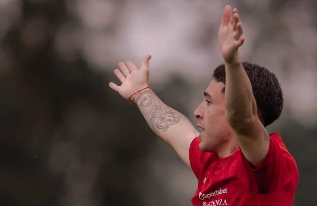 El plantel de Independiente hizo una práctica informal de fútbol.