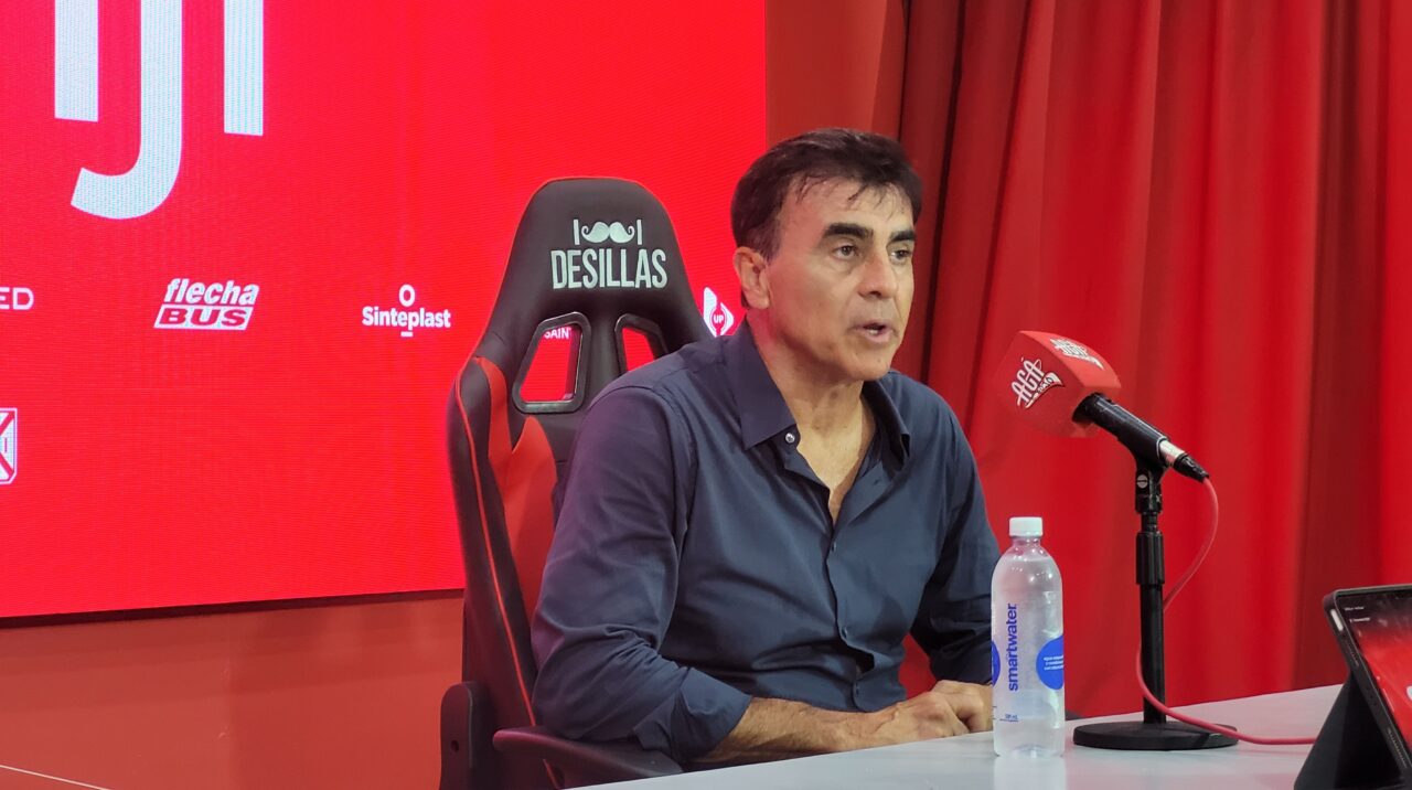 Gustavo Quinteros conversó con los periodistas en la sala de prensa.