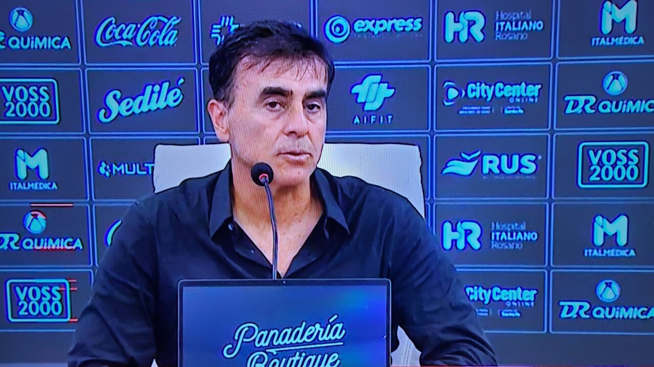 Gustavo Quinteros habló con la prensa en la noche de Rosario.