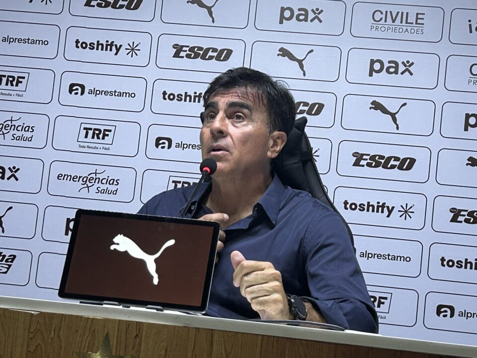 Gustavo Quinteros enfrentó a los medios de comunicación.