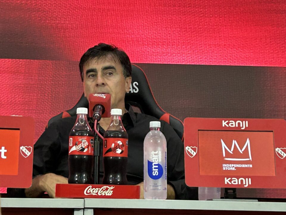 Gustavo Quinteros habló ante los periodistas.