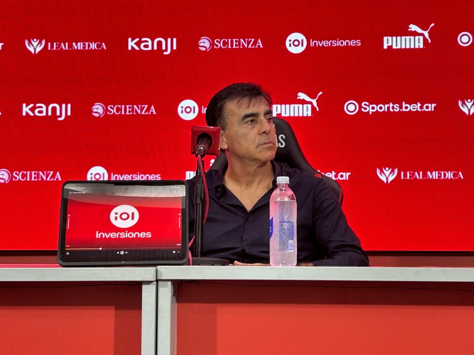 Gustavo Quinteros habló con los medios.