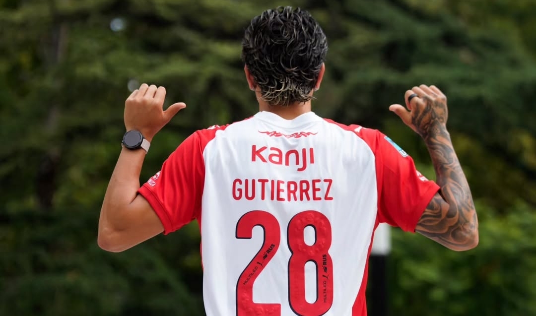 Maxi Gutiérrez luce la camiseta de Independiente.