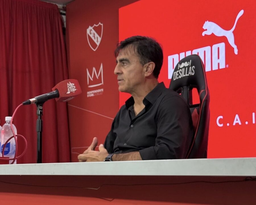 Gustavo Quinteros conversó con los periodistas.