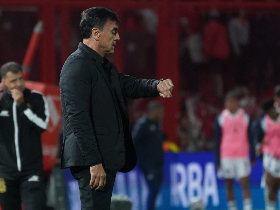 Gustavo Quinteros está terminado de definir cómo saltar al campo.