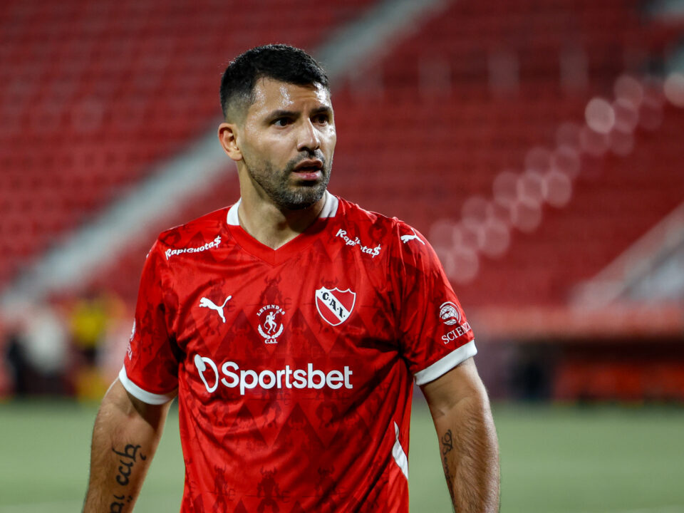 Se lesionó el Kun Agüero jugando para Independiente.