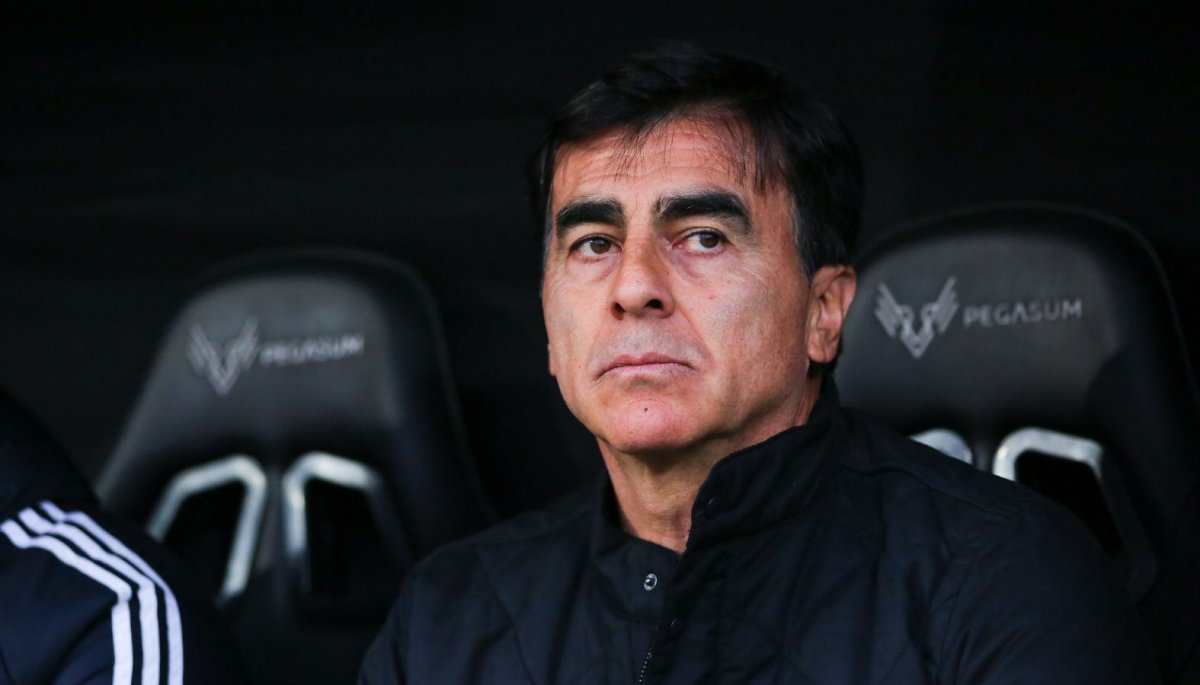 Gustavo Quinteros está planeando cómo será la pretemporada y el mercado de pases.