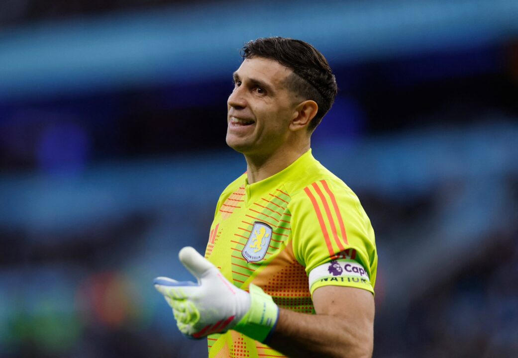 Dibu Martínez tuvo otra muy buena temporada en Inglaterra.