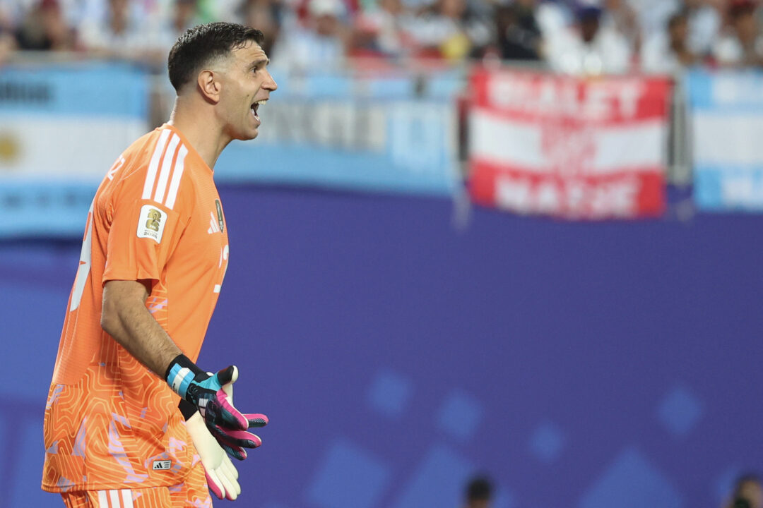 Dibu Martínez vuelve a estar en el arco de la Selección Argentina.