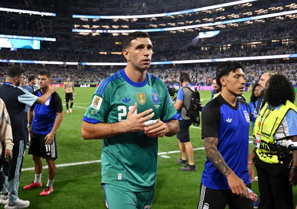 El Dibu Martínez quiere volver a Argentina en lo más alto.