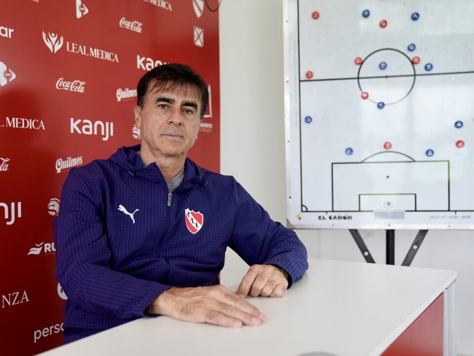 Gustavo Quinteros sigue concentrado en todo lo que tiene que ver con el armado del plantel.