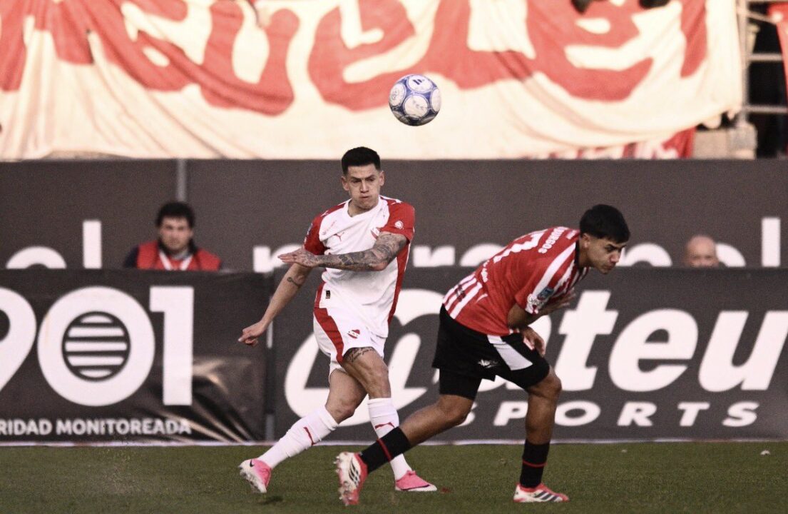 Independiente tuvo un debut complejo en La Plata.