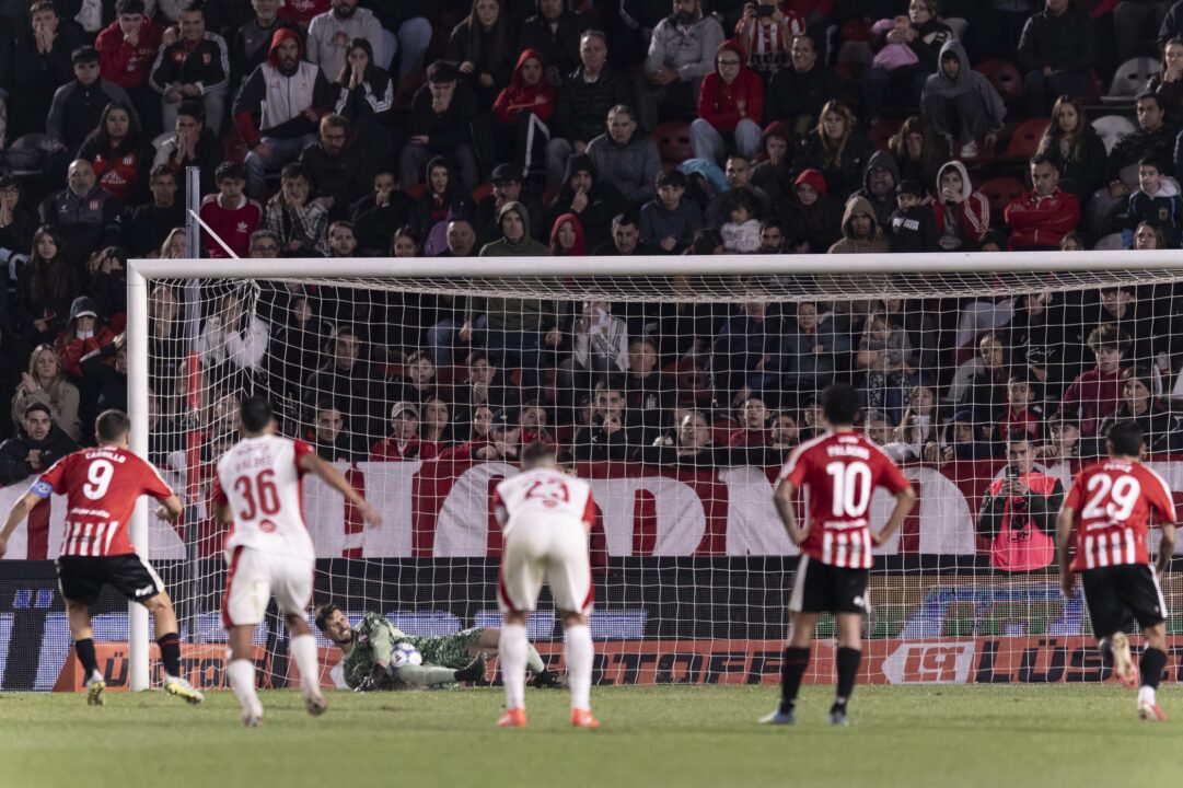 Rodrigo Rey atajó un penal importante.