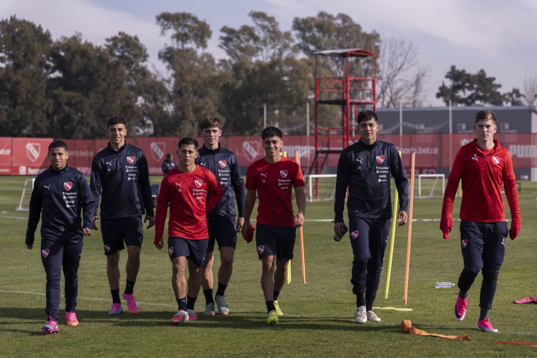Varios juveniles de Independiente empezaron a trabajar con el plantel profesional.