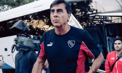 Qué decisión debe tomar Gustavo Quinteros