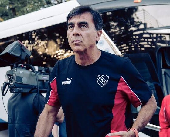 Qué decisión debe tomar Gustavo Quinteros