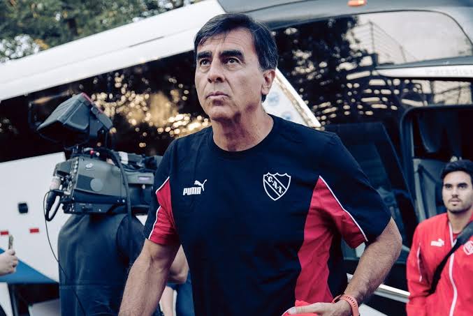 Qué decisión debe tomar Gustavo Quinteros